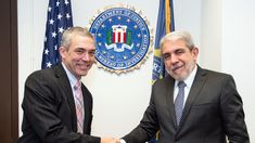 Aníbal Fernández junto al director Adjunto del FBI