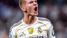 Mastantuono sorprendió con un relajado look total black. Mastantuono sorprendió con un relajado look total black.