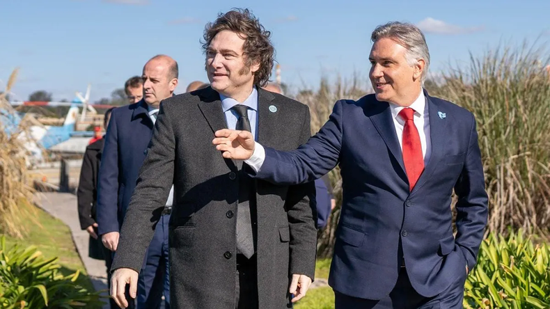 Javier Milei junto a Martín Llaryora.