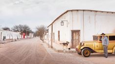 Entre sus principales atractivos sobresalen sus bodegas y viñedos. Entre sus principales atractivos sobresalen sus bodegas y viñedos.