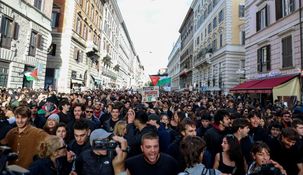 Estudiantes y trabajadores salieron por miles este viernes a las calles en toda Italia.