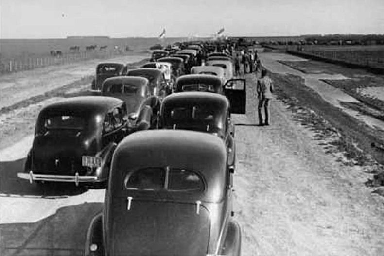Una atiborrada Ruta 2 camino a Mar del Plata, en 1938. Una atiborrada Ruta 2 camino a Mar del Plata, en 1938.