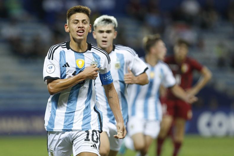 El equipo albiceleste dirigido por Diego Placente se medirá el domingo ante Bolivia.