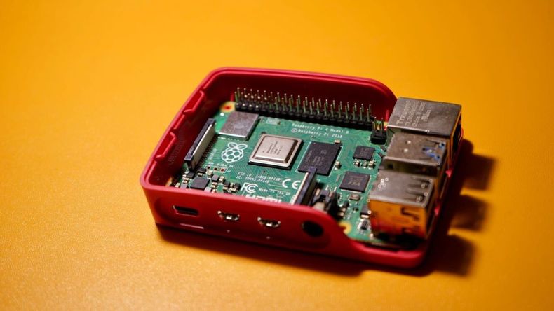 Muchos sistemas y servicios, especialmente en sectores como la industria o la administración pública, siguen dependiendo de formatos como los pendrives para funcionar.