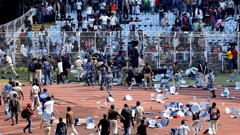 Los hinchas causaron destrozos en el estadio. 