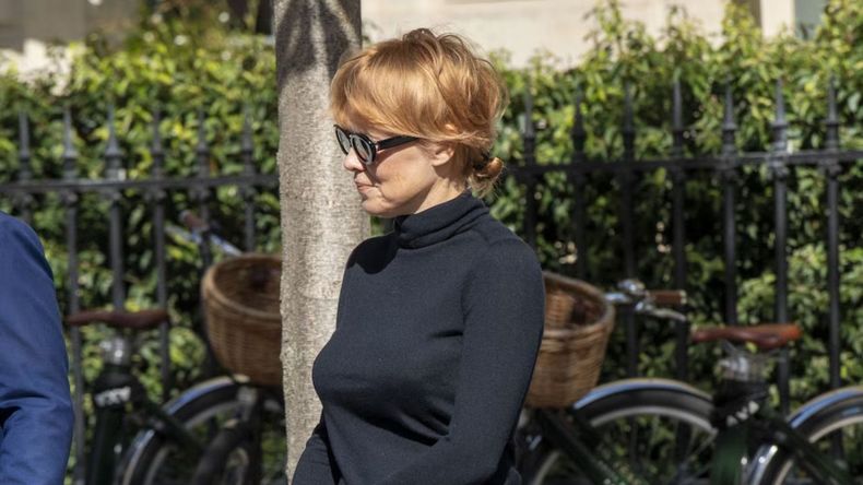 Este cambio representa más que una moda, constituyendo una declaración profunda sobre la belleza y la autoaceptación, redefiniendo su imagen al prescindir de los artificios.