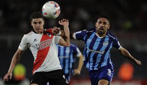 Julián Álvarez forcejea con Marcelo Ortiz.
