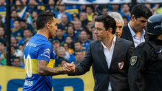 Carlos Tévez y Marcelo Gallardo durante un superclásico en Argentina.