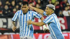 Roger Martínez festeja el gol de Racing junto a Maxi Salas. Roger Martínez festeja el gol de Racing junto a Maxi Salas.