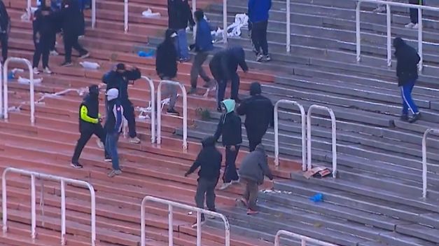 Los incidentes que provocaron la suspensión del partido.