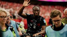 Ismaël Koné se retiró en camilla tras la dura lesión en su pierna.