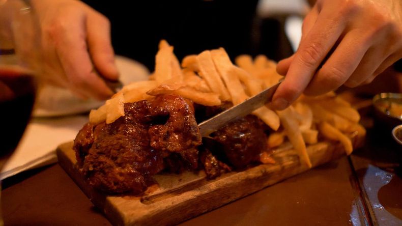 El lugar cuenta con una ambientación cálida y acogedora, destacada por una decoración rústica y mesas de madera que invitan a disfrutar de un momento agradable.  