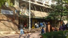 Una mujer le clavó una lapicera al director de la escuela a la que asiste su hijo. Una mujer le clavó una lapicera al director de la escuela a la que asiste su hijo.