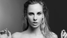 Julieta Cardinali, crítica: Nos dan cátedra de cómo envejecer rubias y con las tet... por el cuello Julieta Cardinali, crítica: Nos dan cátedra de cómo envejecer rubias y con las tet... por el cuello