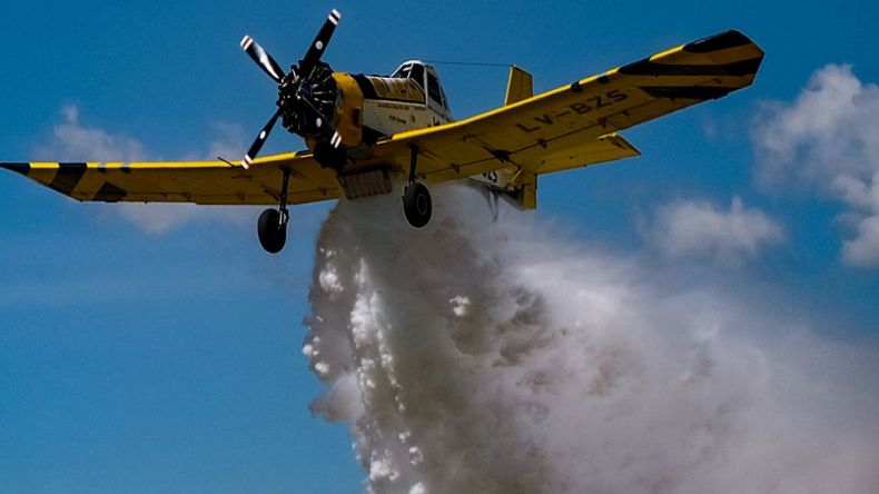 El avión hidrante tiee 3.000 litros de capacidad.