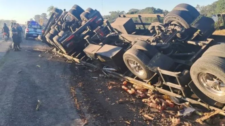 El camión con semiremolque volcó toda su carga sobre Ruta Nacional 12