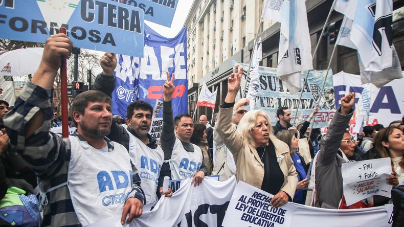 Habrá un paro nacional docente tras el femicidio de la maestra rural