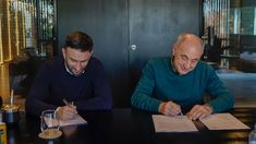 Julián Leunda, vicepresidente del Grupo y Horacio Schenone,presidente de la ONG, firmaron el acuerdo. Julián Leunda, vicepresidente del Grupo y Horacio Schenone,presidente de la ONG, firmaron el acuerdo.