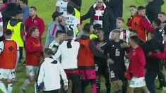 Los futbolistas de Newells y Deportivo Riestra, a las piñas después del partido. Los futbolistas de Newells y Deportivo Riestra, a las piñas después del partido.