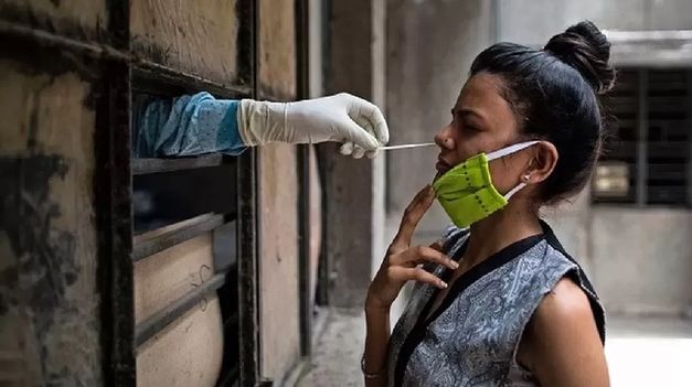 La nueva subvariante de Covid-19 afecta ya a más de 40 mil personas en la India.&nbsp;
