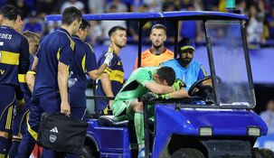 Marchesín no encuentra consuelo ante su grave lesión. Marchesín no encuentra consuelo ante su grave lesión.