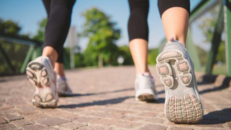 Caminar tiene muchos beneficios para la salud física y mental.