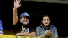 Diego Maradona, furioso con Claudia Villafañe por usar su palco en la Bombonera Diego Maradona, furioso con Claudia Villafañe por usar su palco en la Bombonera