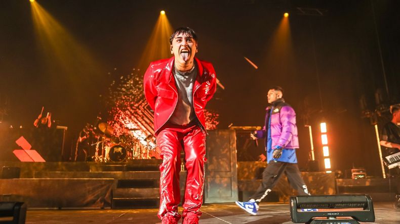 Tiago PZK inició su gira mundial a estadio lleno y con invitados de lujo