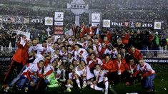 El festejo del plantel en el Monumental. El festejo del plantel en el Monumental.