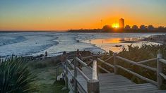 Cuenta con un atardecer tranquilo, perfecto para tomar mate frente al mar. Cuenta con un atardecer tranquilo, perfecto para tomar mate frente al mar.