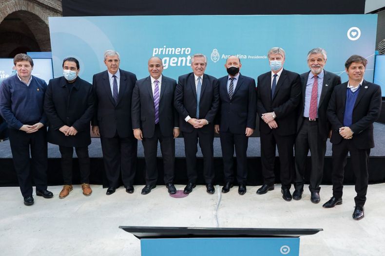 Alberto Fernández con los gobernadores. Firmó las cartas de intención para el comienzo de obras.