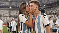 La romántica imagen de Julián Álvarez con la novia tras consagrarse con el Manchester City. La romántica imagen de Julián Álvarez con la novia tras consagrarse con el Manchester City.