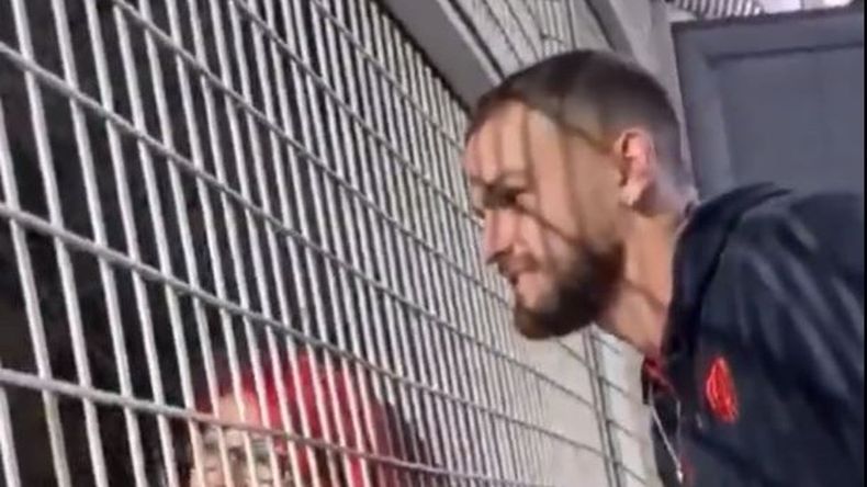Gonzáles Pirez protagonista de un incómodo momento con un hincha.&nbsp;