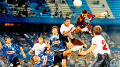 Chiquito Bossio voló sobre el área de Racing y marcó un gol para pasar a la historia.