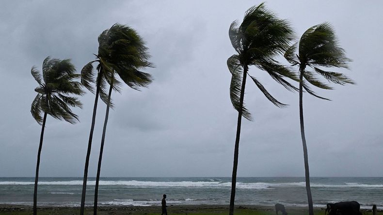 El huracán Melissa golpea a Cuba con vientos de 200 kilómetros por hora.