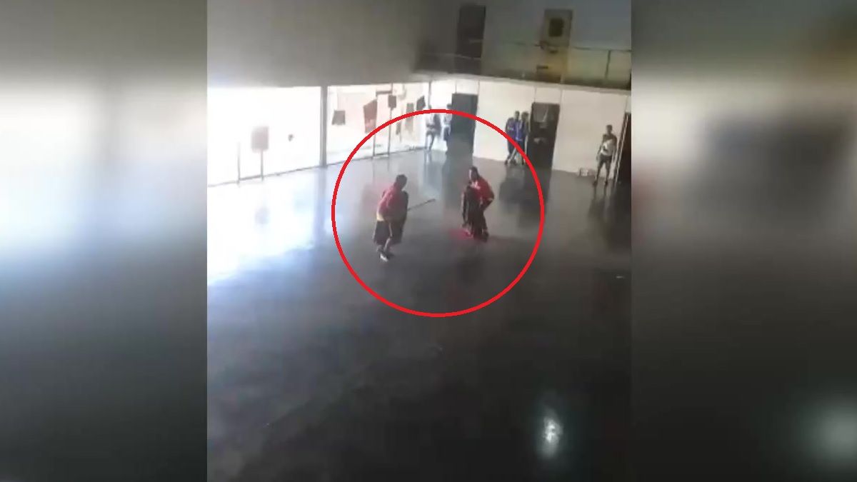 Video: dos presos se pelearon mano a mano con cuchillos y uno terminó muerto