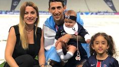 Di María junto a su esposa, Jorgelina, y sus dos hijas, Mía y Pía.