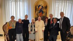 Del encuentro entre el papa Francisco y Estela de Carlotto participaron también Genevieve Jeanningros, sobrina de Léonie Duquet, y Horacio Pietragalla Corti. Del encuentro entre el papa Francisco y Estela de Carlotto participaron también Genevieve Jeanningros, sobrina de Léonie Duquet, y Horacio Pietragalla Corti.