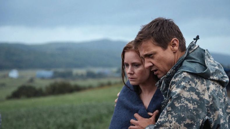 En esta historia de ciencia ficción dirigida por Denis Villeneuve, la lingüística y la percepción del tiempo se convierten en los ejes centrales. 