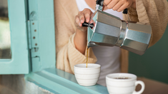 Preparar café en una cafetera italiana requiere atención a los detalles para evitar errores comunes. Preparar café en una cafetera italiana requiere atención a los detalles para evitar errores comunes.