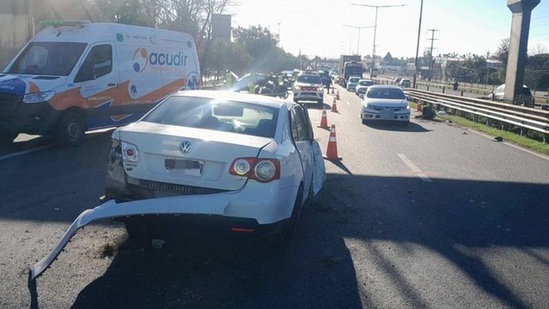 Así quedó el Wolskwagen blanco que fue chocado por una camioneta en plena Panamericana.