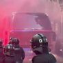 El humo de las bengalas facilitó la confusión. El humo de las bengalas facilitó la confusión.