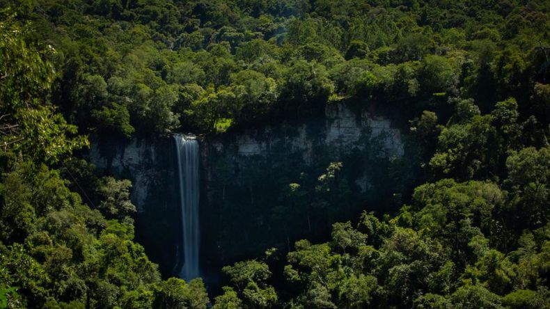 El parque alberga una serie de cascadas impresionantes, siendo la principal el Salto Encantado, una caída de agua de más de 60 metros de altura que se precipita en un cañón de basalto.  