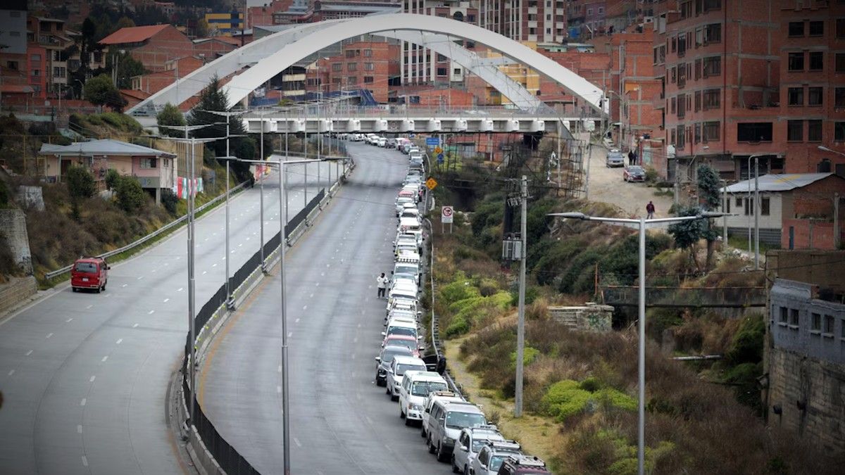 Crisis en Bolivia: kilómetros de filas colapsan avenidas y a