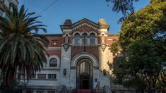 Pocos saben que el Museo Argentino de Ciencias Naturales Bernardino Rivadavia es el más antiguo del país. Esta joya cultural ubicada en el barrio porteño de Parque Centenario, resguarda más de 200 años de historia. Pocos saben que el Museo Argentino de Ciencias Naturales Bernardino Rivadavia es el más antiguo del país. Esta joya cultural ubicada en el barrio porteño de Parque Centenario, resguarda más de 200 años de historia.