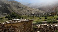 &nbsp;A esto se suma el entorno natural: cerros, quebradas y formaciones rocosas que crean un escenario tan impactante como silencioso.