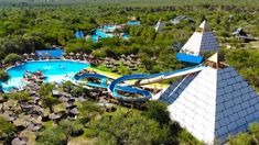 Toboganes y piletas gigantes para combatir el calor en Córdoba. Toboganes y piletas gigantes para combatir el calor en Córdoba.