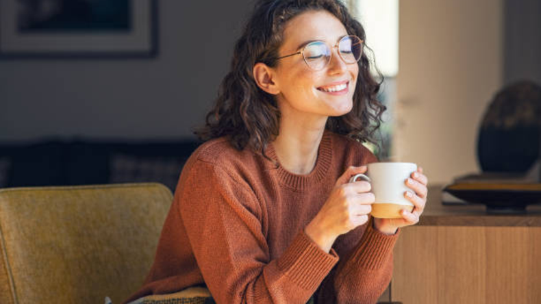 Especialistas advierten que el exceso de cafeína puede afectar la salud y el descanso.