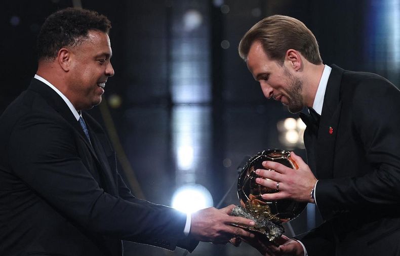 Ronaldo Naz&aacute;rio le entreg&oacute; el Bal&oacute;n de Oro a Harry Kane.