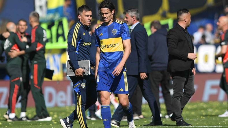 Cavani convirtió un tanto, pero el VAR lo anuló por posición adelantada.